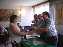 Pohár a „zlaté“ medaile pro Mistra Prahy pro roč. 2006-07 převzala z rukou prezidenta ČKA J.Maryšková z TJ Praga.